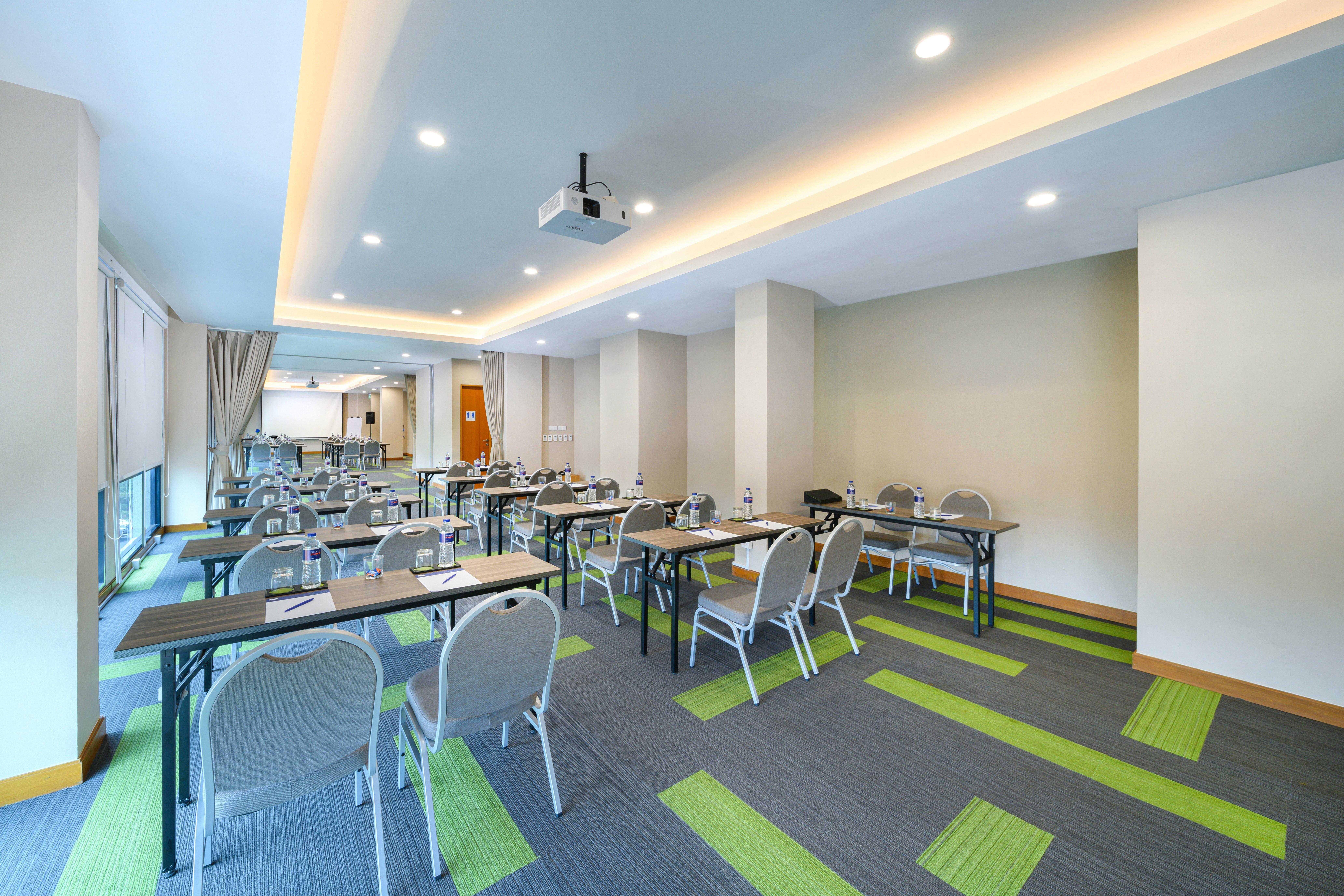 Holiday Inn Express Jakarta Matraman By Ihg Exterior foto