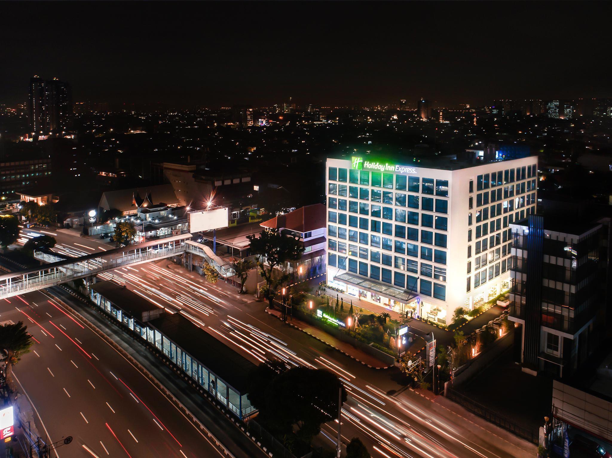 Holiday Inn Express Jakarta Matraman By Ihg Exterior foto