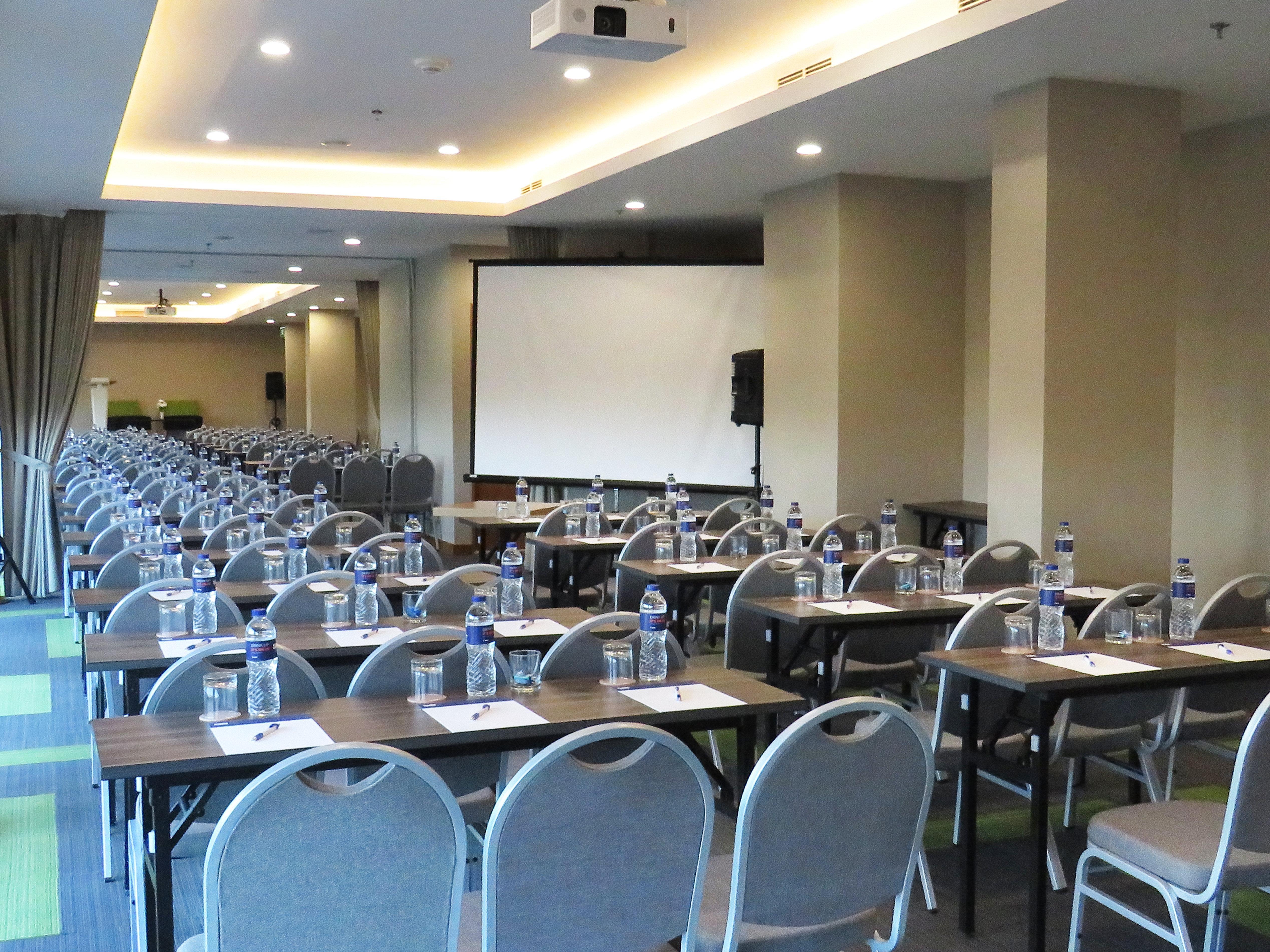 Holiday Inn Express Jakarta Matraman By Ihg Exterior foto